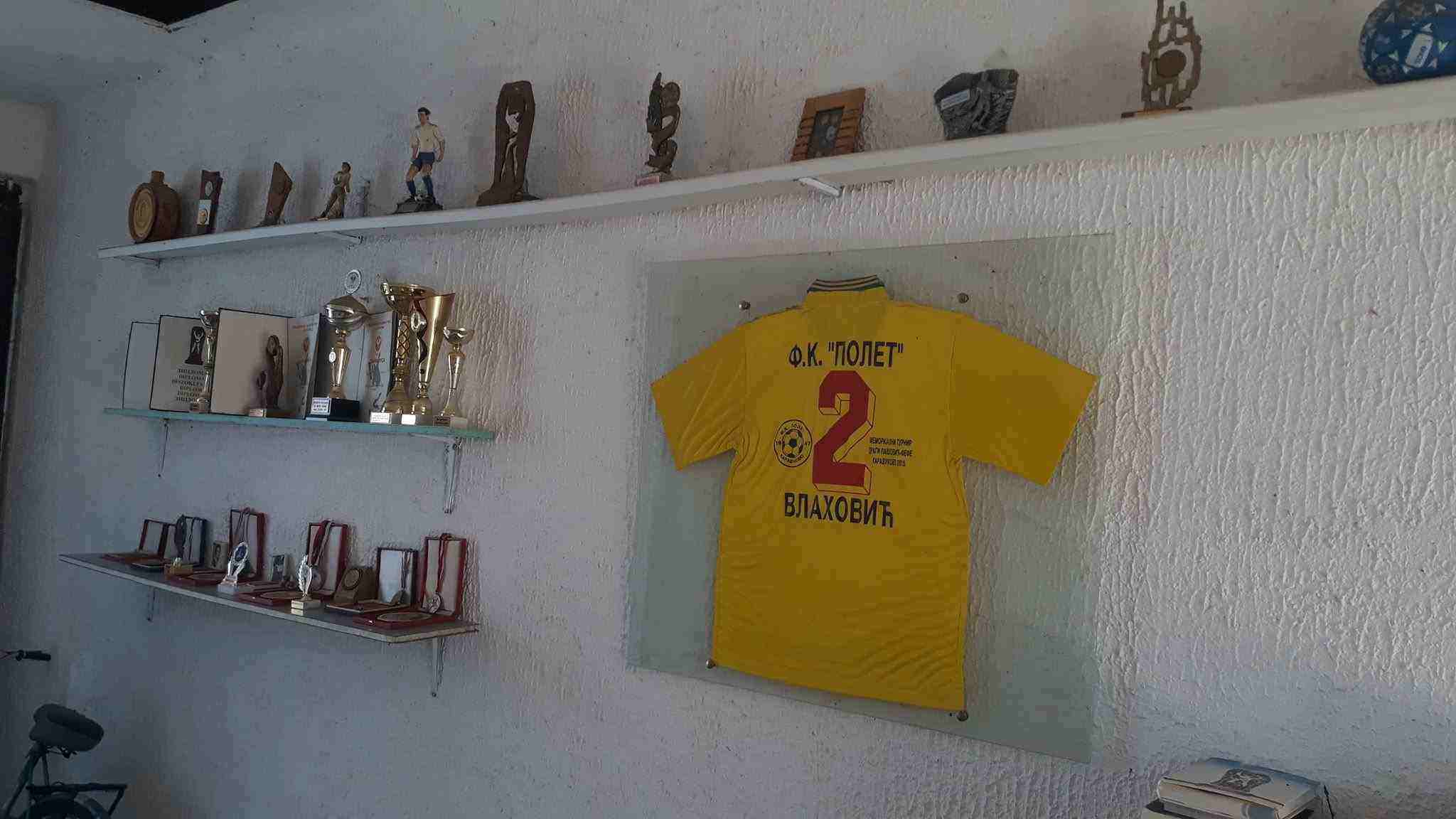 Trofeji i žuti dres na zidu